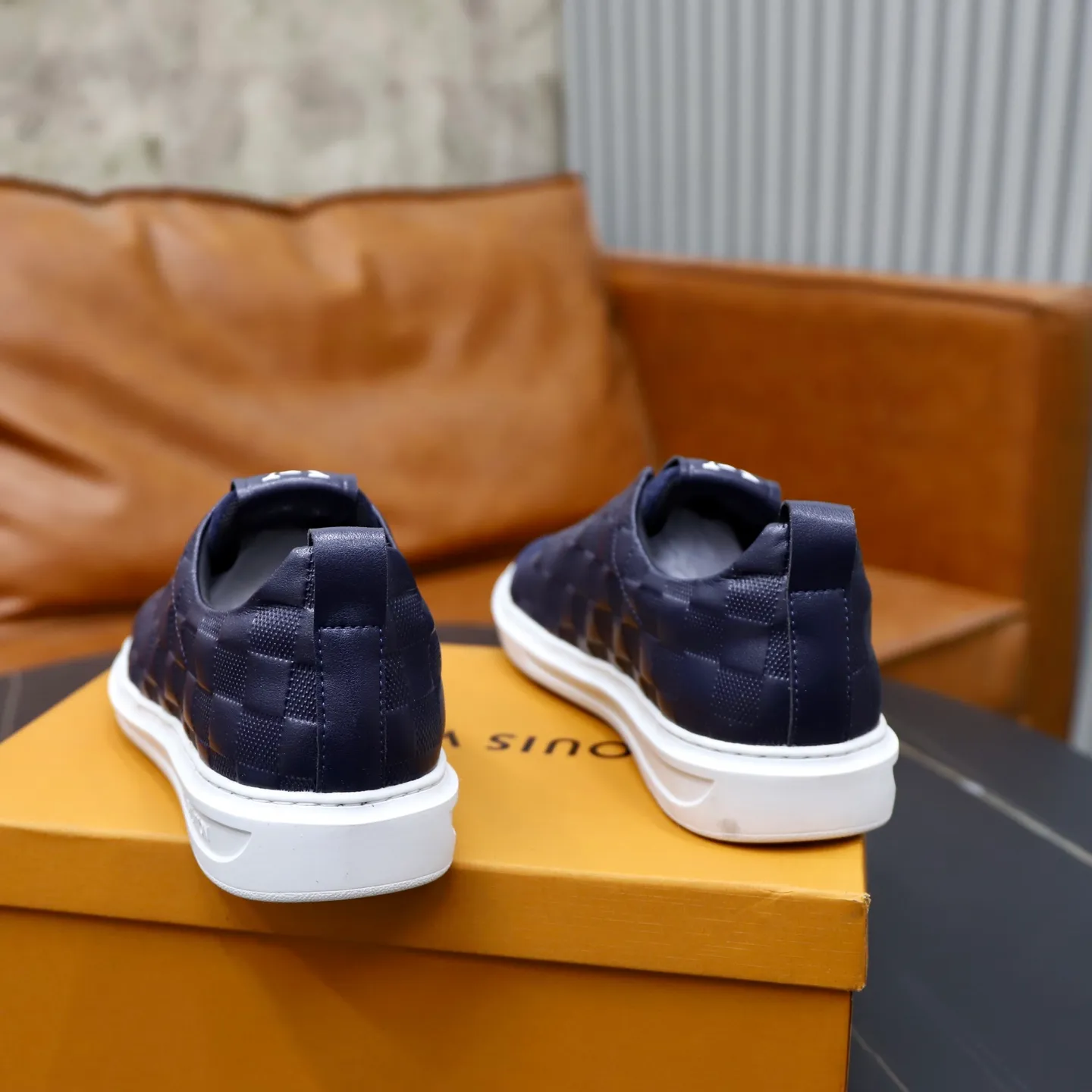 Ex-factory price: 442💰🙅‍♂️🙅‍♂️🙅‍♂️ Brand: LV Louis Vuitton Standard code: 38-44 (45 customized) Grade: Same as the official website Material: Original cowhide material stitching Comfortable and breathable sheepskin lining Lightweight and wear-resistant sports outsole Style category: Men's fashionable casual shoes Running sneakers Distinguished luxury brand elements Top luxury color: actual picture color